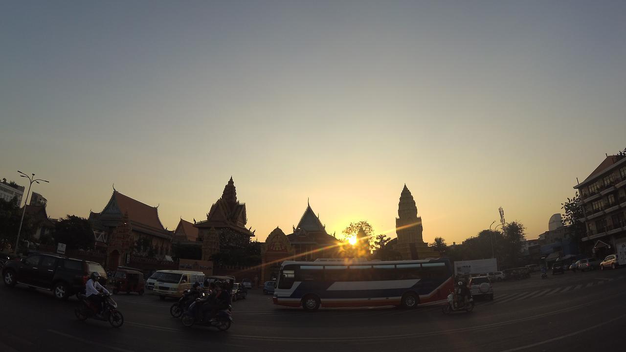 Golden Noura Villa-Pub & Restaurant Phnom Penh Exterior photo